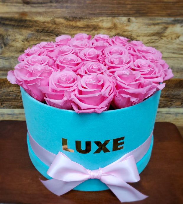<transcy>Caja de terciopelo turquesa con rosas - más de un año</transcy>