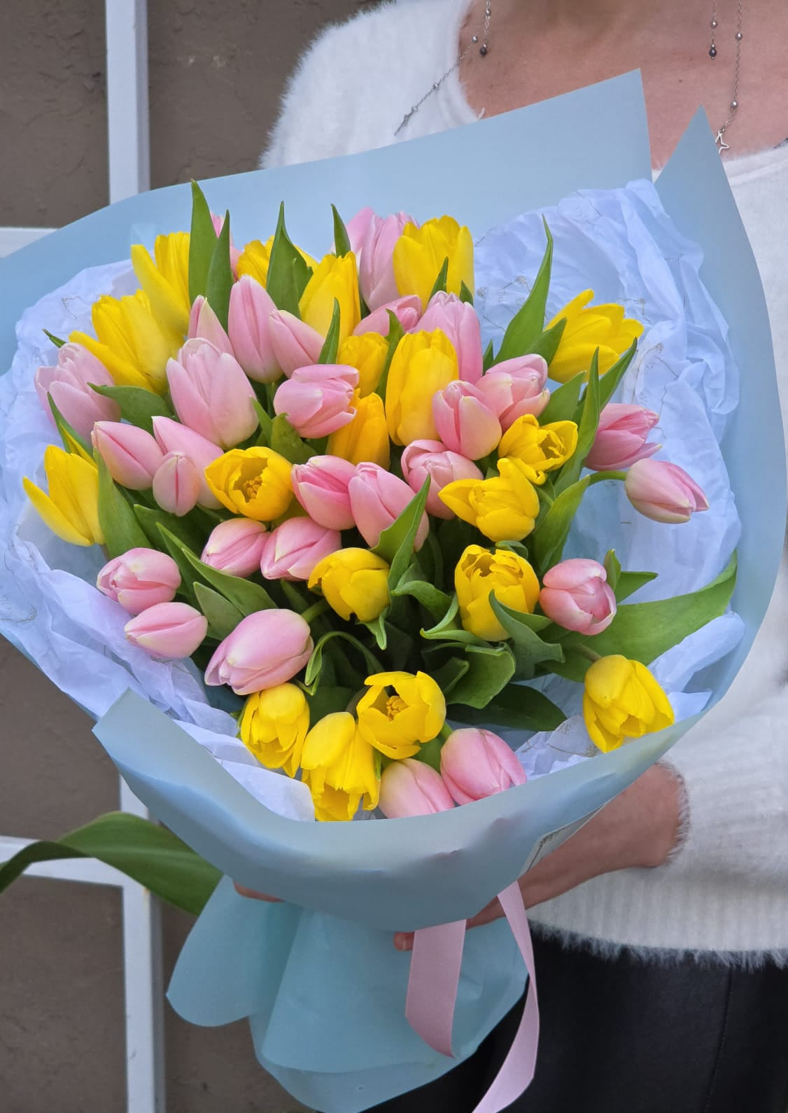 50 Tulips Bouquet – Luxe Flower Box, image size:1126x1590
